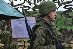 Военнослужащий вооруженных сил России во время учений ВДВ на полигоне Опук в Крыму, 20 марта 2017 года