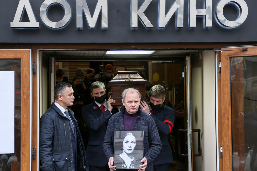 Вынос гроба с&nbsp;телом актрисы Нины Руслановой после церемонии прощания в&nbsp;Доме кино, 24&nbsp;ноября 2021&nbsp;года