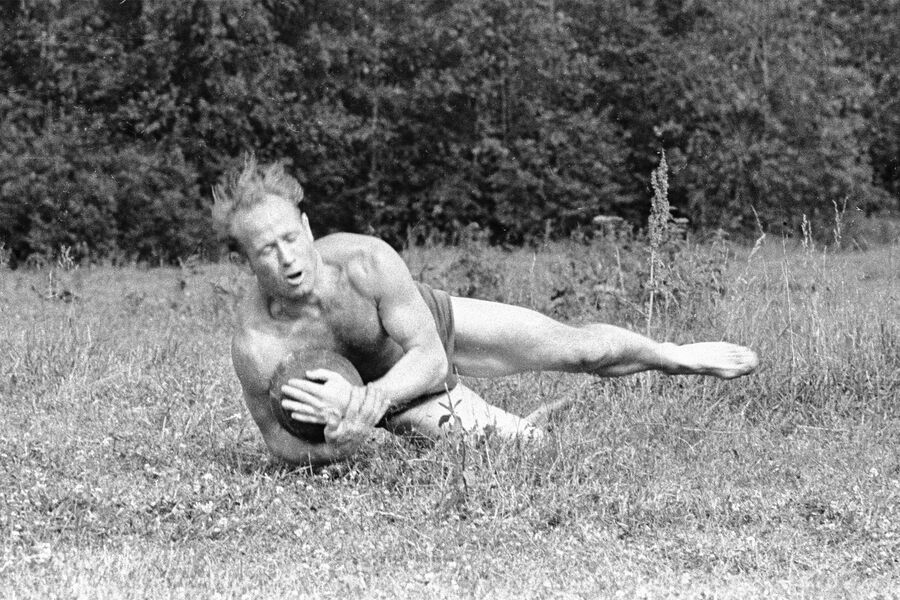 Алексей Леонов играет в&nbsp;футбол, 1964&nbsp;год