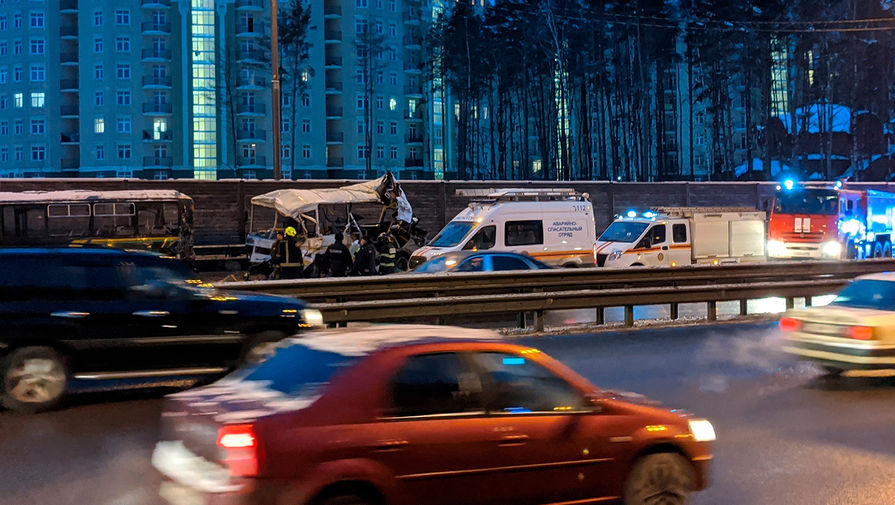 Последствия аварии с&nbsp;участием самосвала и военных автобусов на&nbsp;28-м километре Новорижского шоссе в&nbsp;Подмосковье, 11&nbsp;января 2021&nbsp;года