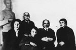 В 1933 году вышел перевод «Писем» художника Пауля Рубенса, в котором Ахматова принимала участие. В 1939 году в НКВД на нее завели дело. Сама Ахматова в эти годы приступила к созданию поэмы «Реквием». На фото Анна Ахматова в семье Мандельштамов в 1933 году