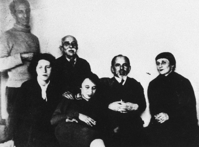В&nbsp;1933 году вышел перевод «Писем» художника Пауля Рубенса, в&nbsp;котором Ахматова принимала участие. В&nbsp;1939 году в&nbsp;НКВД на&nbsp;нее завели дело. Сама Ахматова в&nbsp;эти годы приступила к&nbsp;созданию поэмы «Реквием». На&nbsp;фото Анна Ахматова в&nbsp;семье Мандельштамов в&nbsp;1933 году