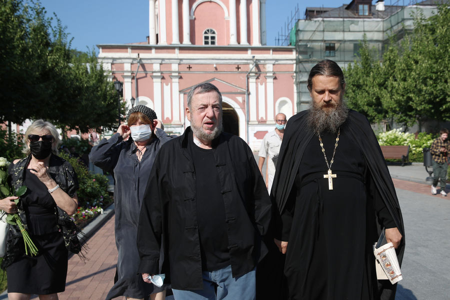 Режиссер Павел Лунгин и духовник Петра Мамонова святой отец Косма во время церемонии прощания, 17&nbsp;июля 2021&nbsp;года