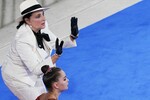 Арина Аверина и главный тренер сборной России по художественной гимнастике Ирина Винер-Усманова во время международного онлайн-турнира по художественной гимнастике, 2020 год