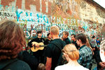 Поклонники у Стены Цоя на Арбате, 15 августа 2010 года