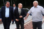Президент России Владимир Путин, президент Таджикистана Эмомали Рахмон и президент Белоруссии Александр Лукашенко во время неформальной встречи в резиденции в Минске, 30 июня 2019 года