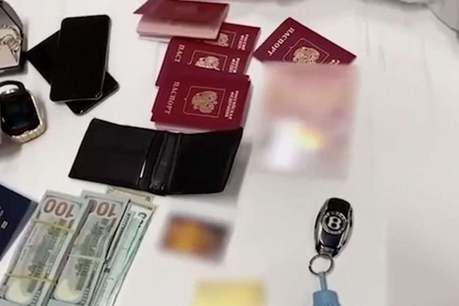 Личные вещи, паспорта РФ и США, наличные доллары и ключи от автомобиля в&nbsp;доме семьи блогеров Чекалиных, 7&nbsp;марта 2023&nbsp;года