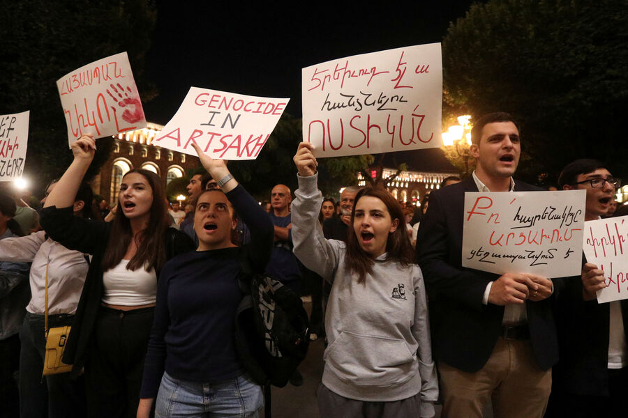 Участники протеста на&nbsp;фоне эскалации в&nbsp;Нагорном Карабахе и сотрудники полиции в&nbsp;Ереване, Армения, 20&nbsp;сентября 2023&nbsp;года