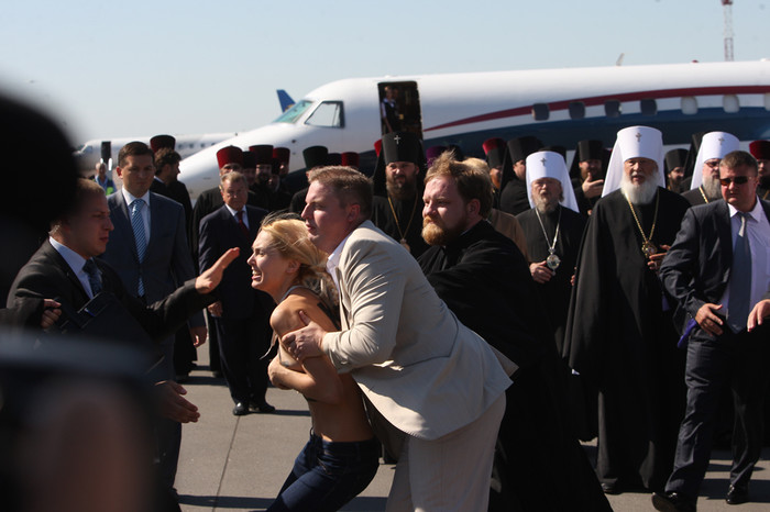 Сам предстоятель РПЦ на&nbsp;обнаженную женщину никак не отреагировал.