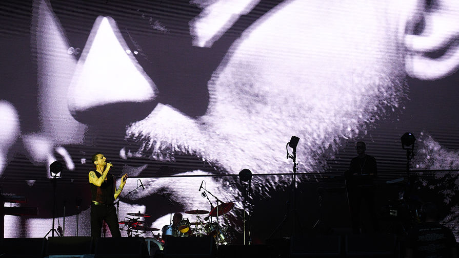 Вокалист Depeche Mode Дэйв Гaан во время концерта в Москве, 15 июля 2017 года