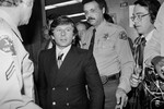 Все обрушилось в 1977 году, когда Полански был обвинен в изнасиловании 13-летней девочки. По соглашению с прокуратурой он должен был признать вину и получить за это условный срок. Режиссер выполнил свою часть договора, но судья изменил мнение и не согласился на условный срок. Поэтому Полански бежал из США в Европу.
