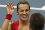 Анастасия Павлюченкова празднует успех с одним из членов российской команды