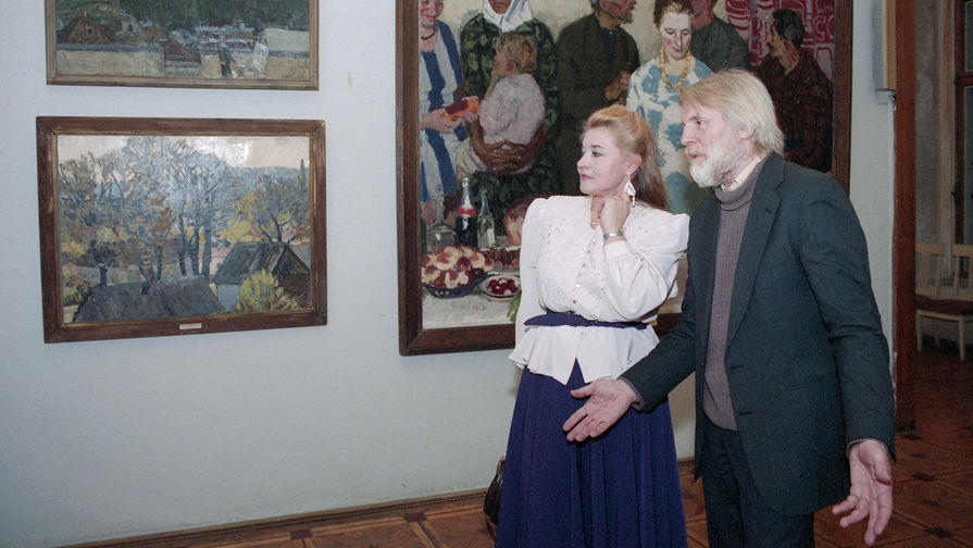 Актеры Юрий Назаров и Людмила Мальцева на выставке работ художника Василия Нечитайло в Москве, 1996 год