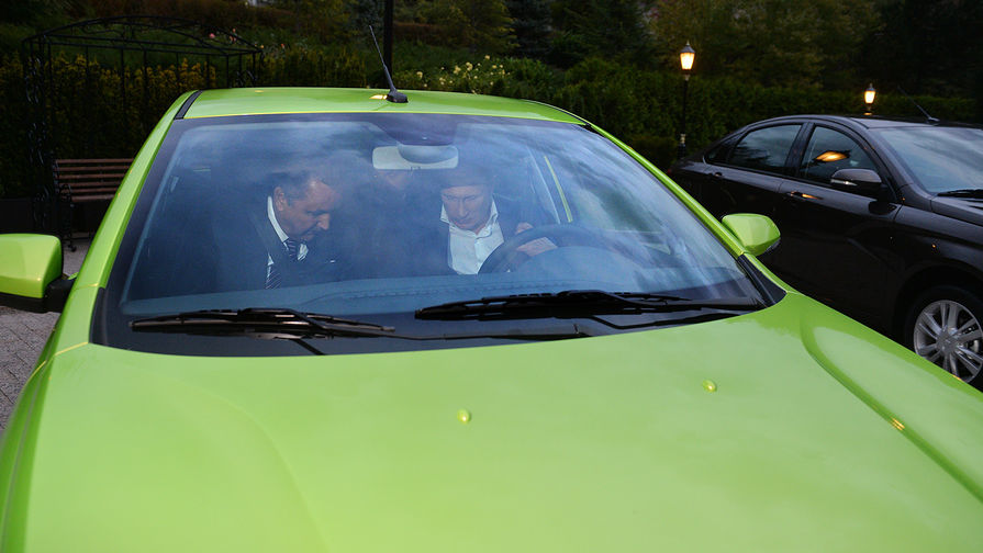 Владимир Путин и глава &laquo;АвтоВАЗа&raquo; Бу Андерссон в&nbsp;автомобиле Lada Vesta