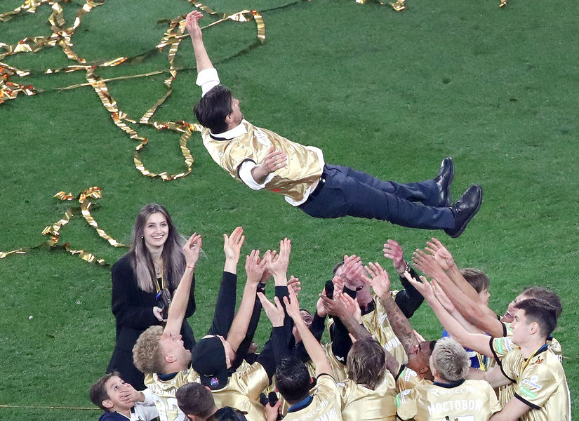 Главный тренер &laquo;Зенита&raquo; Сергей Семак (в центре) и игроки &laquo;Зенита&raquo; на&nbsp;церемонии награждения после матча чемпионата России по&nbsp;футболу против команды &laquo;Локомотив&raquo;, 2&nbsp;мая 2021&nbsp;года