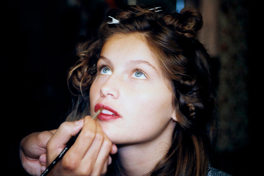 Летиция Каста перед&nbsp;показом коллекции Collette Dinnigan в&nbsp;Париже, 1997&nbsp;год
