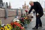 Министр иностранных дел Великобритании Борис Джонсон во время возложения цветов к месту убийства политика Бориса Немцова на Большом Москворецком мосту, 22 декабря 2017 года