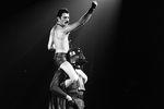 Фредди Меркьюри выпустил свой первый сингл в 1973 году под псевдонимом Ларри Люрекс – это были песни «I Can Hear Music» и «Goin’ Back». Треки были записаны за две недели до выхода дебютного альбома группы Queen