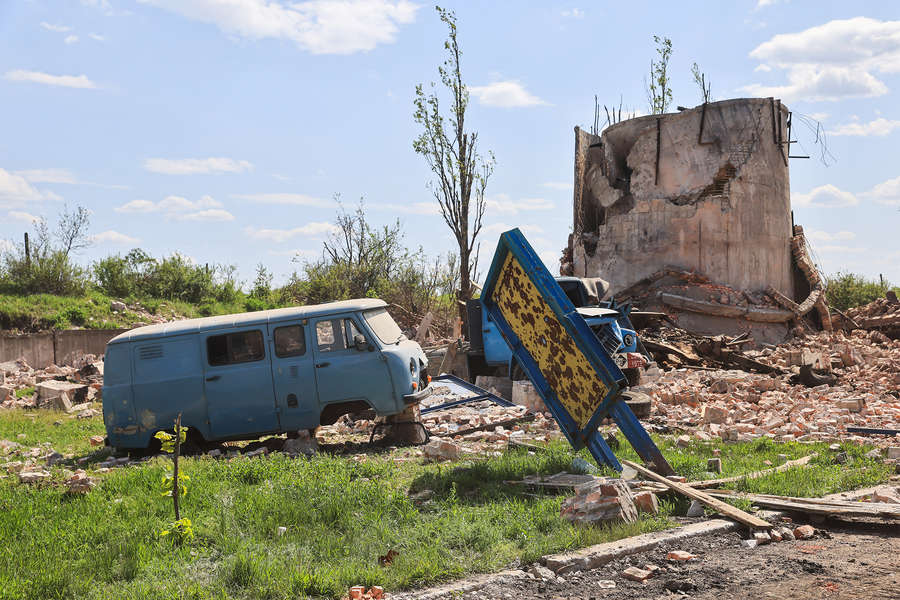 Поврежденный автомобиль на&nbsp;одной из&nbsp;улиц города, 9&nbsp;мая 2022&nbsp;года