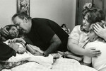 Тереза Фрейр. «Лицо СПИДа». 1990 год
<br><br>Активист по борьбе с ВИЧ Дэвид Кирби на смертном одре в окружении родственников
