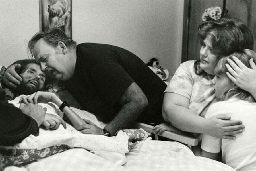 Тереза Фрейр. «Лицо СПИДа». 1990&nbsp;год
<br><br>Активист по&nbsp;борьбе с&nbsp;ВИЧ Дэвид Кирби на&nbsp;смертном одре в&nbsp;окружении родственников