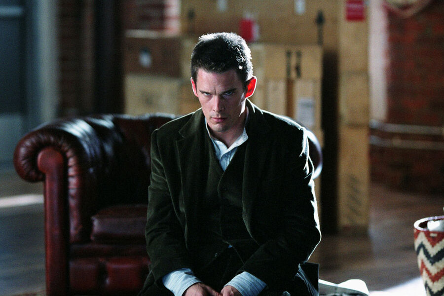 <b>«Забирая жизни» (2004)</b>
<br><br>
В&nbsp;этом зловещем криминальном триллере Хоуку досталась роль… А впрочем, это будет совсем спойлер. Достаточно сказать, что картина рассказывает о&nbsp;серийном убийце, который с&nbsp;юности лишает людей жизни и крадет их идентичность. Ему противостоит профайлер ФБР Иллеана Скотт, которой предстоит помочь полиции Канады разоблачить неуловимого преступника.
