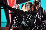Певица Анна Корсун (Maruv) выступает на музыкальной премии «Жара Music Awards» в концертном зале Крокус Сити Холл в Москве, 2019 год