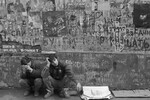 В 1991 году все же вышел «Черный альбом». Он основан на черновых записях Цоя. Часть композиций дописали его коллеги по группе.
<br><br>
<b>На фото:</b> Поклонники лидера группы «Кино» у стены памяти Виктора Цоя на улице Арбат в Москве, 1993 год