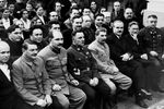 Делегаты чрезвычайного 8-го Всесоюзного съезда Советов: Никита Хрущев, Андрей Жданов, Лазарь Коганович, Климент Ворошилов, Иосиф Сталин, Вячеслав Молотов, Михаил Калинин и Михаил Тухачевский (слева направо в первом ряду), 1936 год