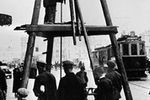 Рабочие бурят скважину для строительства станции метро у гостиницы «Националь», 1932 год