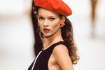Кейт Мосс на показе Yves Saint-Laurent в Париже, 1993 год