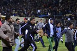 Фанаты только что прорвались на поле стадиона