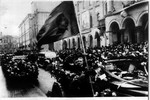Фотография из газеты «Правда» 1938 года: «Москвичи восторженно встречают жителей Северного полюса».