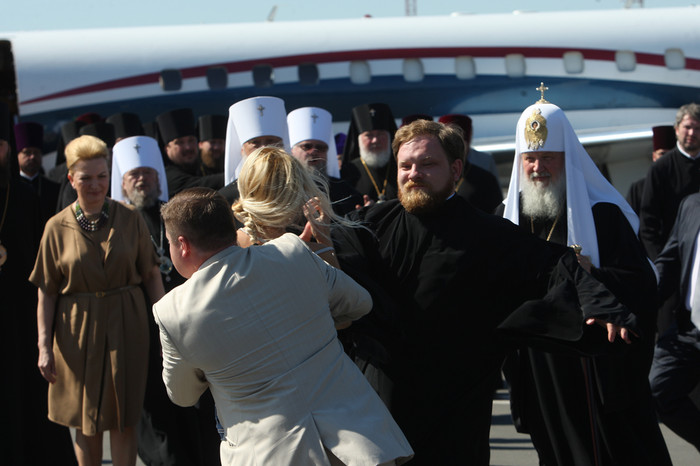 Активистки Femen по-другому трактовали выходку Ждановой: «Во время брифинга по&nbsp;случаю прилета Гундяева в&nbsp;Киев топлес-террористка напала на&nbsp;блаженного с&nbsp;целью вцепиться когтями в&nbsp;измученное постом и молитвой тело праведника». 