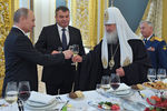 Владимир Путин, Анатолий Сердюков и патриарх Московский и всея Руси Кирилл на торжественном приеме в честь выпускников военных академий и университетов в Кремле(2012 г.) 