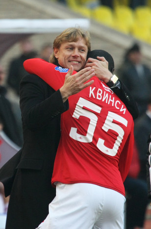 Карпин радуется голу Квинси в&nbsp;ворота &laquo;Локомотива&raquo; (3:0) в&nbsp;ЧР. 18.10.2009