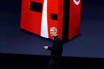 Тим Кук во время презентации Apple