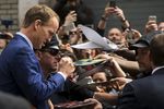 Игрок в американский футбол Пейтон Мэннинг у здания театра Эда Салливана, где проходят съемки шоу Дэвида Леттермана