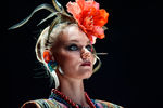 Модель на показе в рамках Недели моды Mercedes-Benz Fashion Week Russia в ЦВЗ «Манеж» в Москве