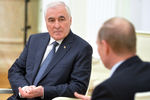 Президент частично признанной Республики Южная Осетия Леонид Тибилов с президентом России Владимиром Путиным во время встречи в Кремле, 2015 год