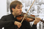 Скрипач Дмитрий Коган во время выступления в Москве, 2010 год
