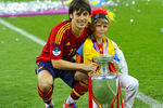 Давид Сильва со своим сыном после победы сборной Испании со счетом 4:0 над&nbsp;сборной Германией в&nbsp;финале Евро 2012