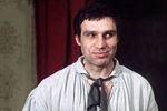 Роман Громадский в картине «Первые радости» (1977)