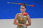 Арина Аверина во время упражнений с булавами в индивидуальной программе многоборья на матчевой встрече сборных России и Белоруссии в рамках Кубка России по художественной гимнастике в Москве, 2020 год