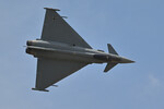 Истребитель Eurofighter во время показательного полета на 55-м Международном Парижском авиасалоне в Ле Бурже 