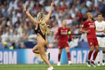 Болельщица выбежала на поле во время финального матча Лиги чемпионов Ливерпуль — Тоттенхэм, 1 июня 2019 года 