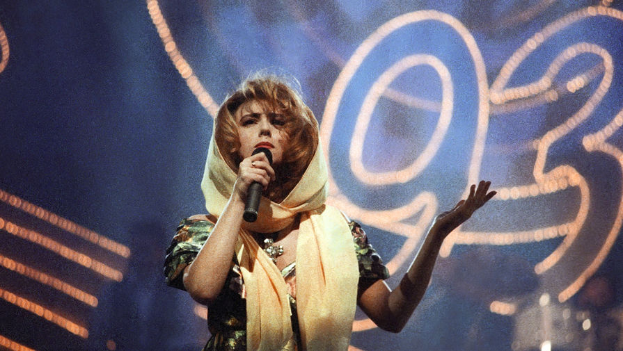 Алена Апина во время выступления в Москве, 1993 год
