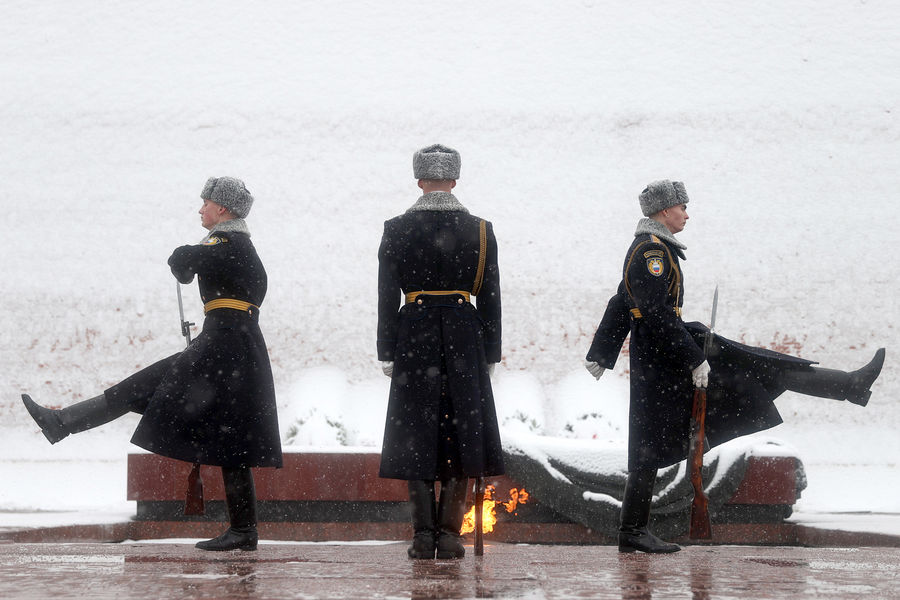 Солдаты роты Почетного караула у&nbsp;Вечного огня во время снегопада в&nbsp;Москве, 7&nbsp;декабря 2021&nbsp;года