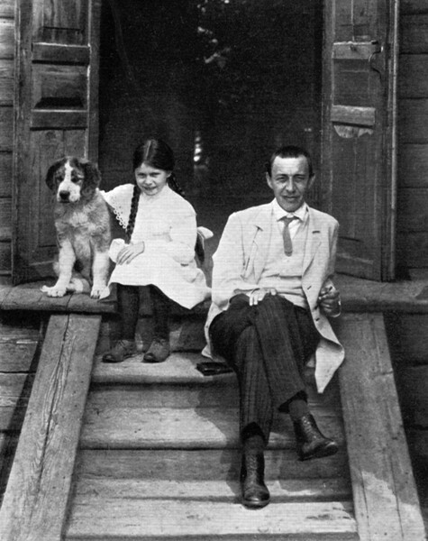 Сергей Рахманинов с&nbsp;дочерью Ириной и собакой в&nbsp;Ивановке, 1913&nbsp;год