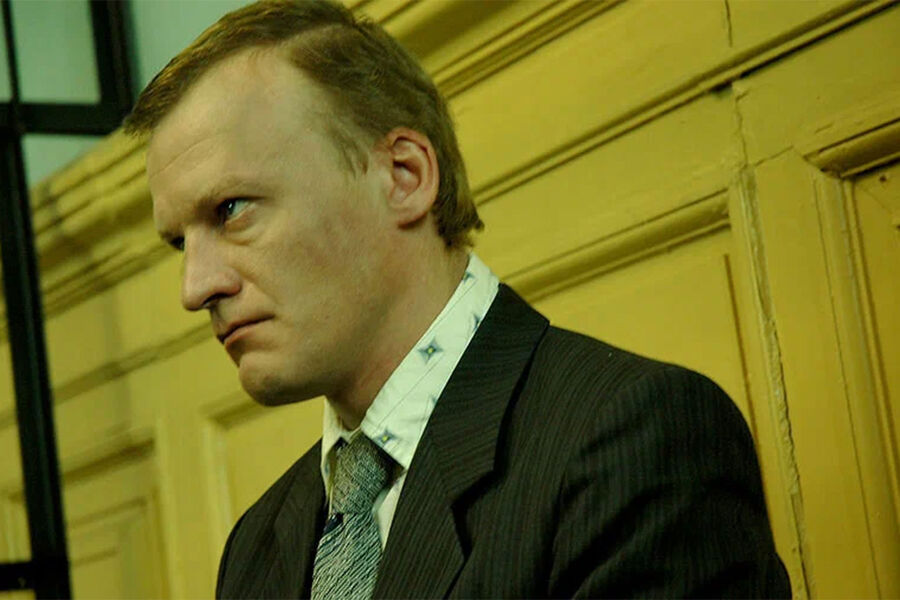 <b>«Груз 200» (2007)</b><br>
Мрачная драма о&nbsp;последствиях афганской войны «Груз 200» &mdash; вторая работа Алексея Балабанова с&nbsp;Серебряковым во второстепенной роли. В&nbsp;«Жмурках» актер сыграл химика-наркодилера Доктора, а в&nbsp;«Грузе-200» &mdash; самогонщика и хозяина хутора Алексея Белова, который мечтает построить Город Солнца и задает вопросы о&nbsp;боге и душе. «Мой персонаж говорит: «Скоро все изменится», &mdash; и тут же получает пулю в&nbsp;затылок. Так и живем», &mdash; сказал Серебряков в&nbsp;интервью Кинопоиску в&nbsp;2022 году.
